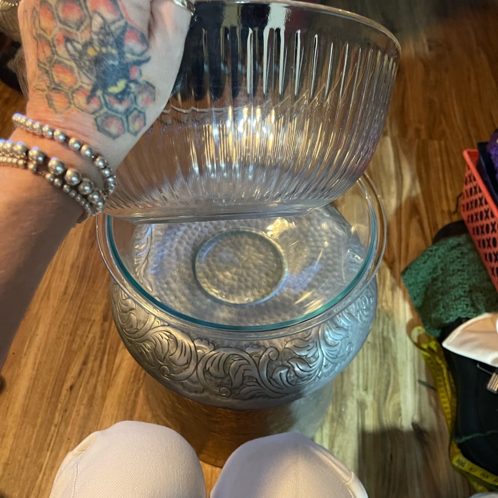 Set of 2 Vintage Pyrex clear mixing bowls. One textured the other one smooth